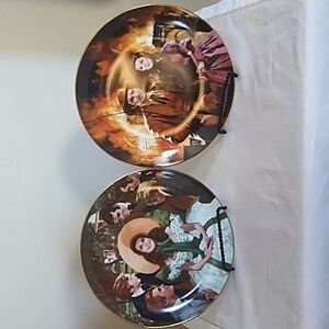 2 COMMEMORATIVE PLATES OF GONE WITH THE WIND, ONE OF AMERICA'S BEST-LOVED MOVIES